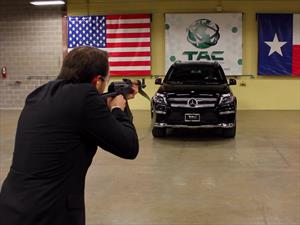 ¿Qué pasa cuando le disparan con un AK-47 a un Mercedes-Benz blindado?