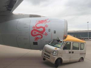 Video: Kei car kamikaze Vs. avión
