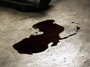 Así puedes quitar el aceite, gasolina o líquido para transmisión del piso