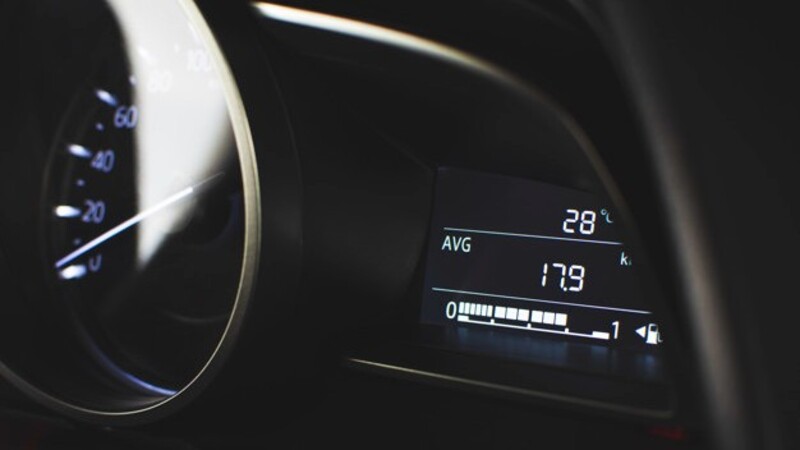 ¿Qué tanta más gasolina consumen los autos en comparación de lo anunciado por las marcas?