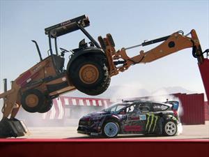 Video: Ken Block driftea entre camiones de construcción