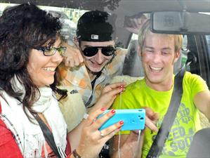 ¡Concentrate en el volante, no en el teléfono celular!