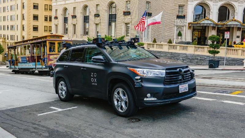 Amazon evalúa la opción de realizar entregas con la ayuda de coches autónomos