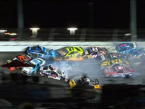 Video: Impactante accidente en la NASCAR