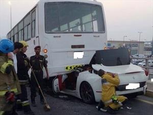 Increíble, el conductor de esta Ferrari California salió con vida