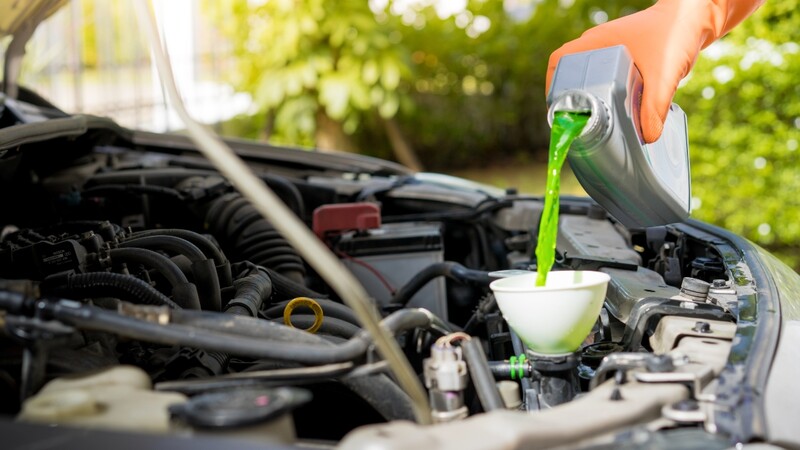 El agua no es el mejor refrigerante para el auto