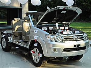 Toyota desnuda una SW4 en honor a sus proveedores