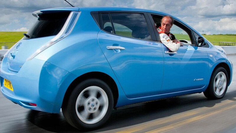Los autos eléctricos pueden ir a velocidad máxima ¡en reversa!