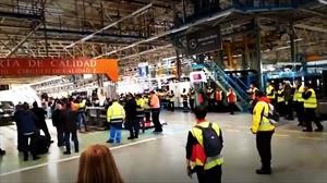 Obreros de Mercedes-Benz a huelga tras ser obligados a trabajar en crisis sanitaria