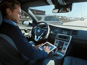 Volvo promete vehículos autónomos en Suecia para el 2017