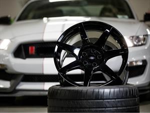 Rines de fibra de carbono del Shelby GT350R son premiados