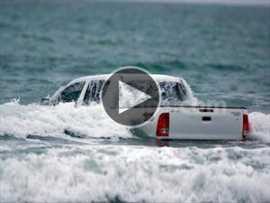 Al agua pato en su Toyota Hilux