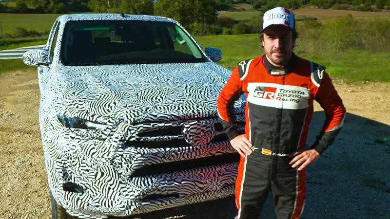 Alonso prueba la próxima generación de la Toyota Hilux