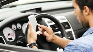 ¿En qué ocupan los automovilistas el teléfono celular mientras conducen?
