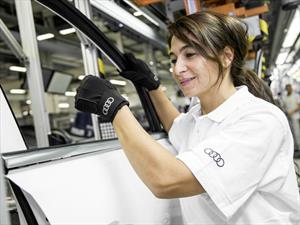 Trabajadores de Audi utilizan guantes médicos