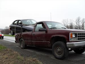Chevrolet Silverado 1500 remolca un Ford Taurus