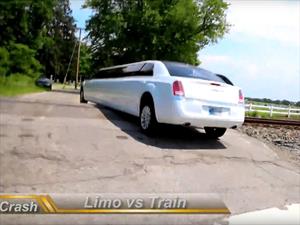 No vas a creer como termina este choque entre un tren y una limusina