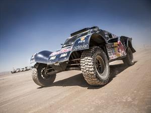 Dakar: Carlos Sainz abandona por un vuelco y la clase autos se pone al rojo vivo