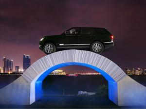 Range Rover celebra su 45 aniversario con un puente de papel