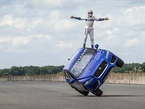 Jaguar F-Pace recorre en 2 neumáticos el Goodwood Hillclimb