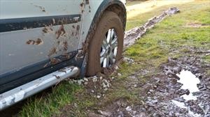 Cinco cosas que no se deben hacer para sacar un auto atascado