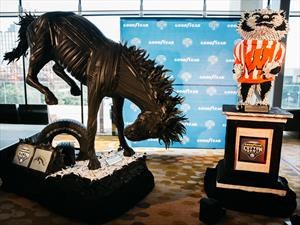 Mascotas de la Universidad de Wisconsin y Michigan convertidas en esculturas de neumático