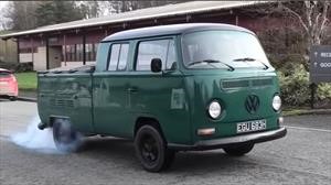 Este Volkswagen Microbus 1969 recurrió a la tecnología de Tesla para convertirse en eléctrico