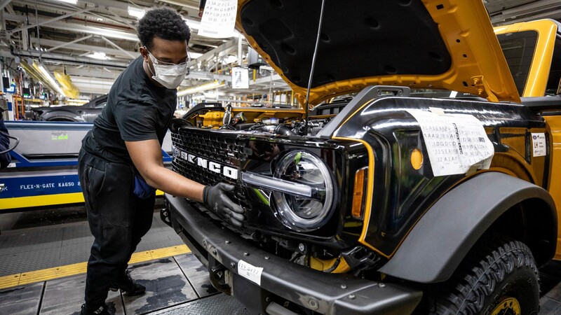 Ford considera vender vehículos sin chips