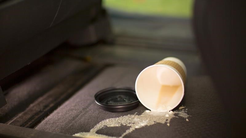 Aprende a quitar las manchas de café u otra bebida de los asientos y alfombra del carro