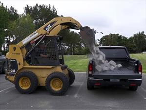 Honda Ridgeline 2017 demuestra la resistencia de su caja de carga