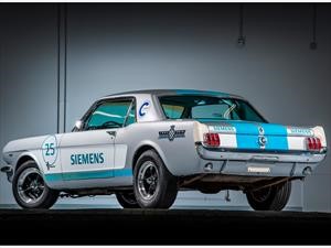 Increíblemente, este Mustang 1965 se maneja solo