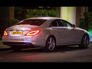 Socialité rusa cubre su Mercedes-Benz con 1 millón de cristales de Swarovski