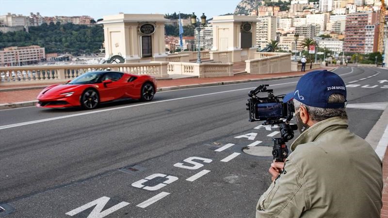 Charles Leclerc recorre Mónaco en un SF90 Stradale