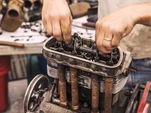 Impresionante timelapse de la reconstrucción del motor de un Volkswagen Beetle