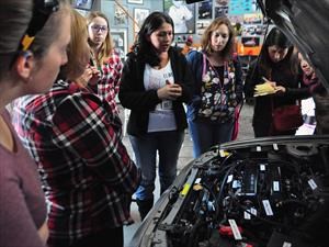 Exitosa primera clínica de mecánica para mujeres por AMC Performance