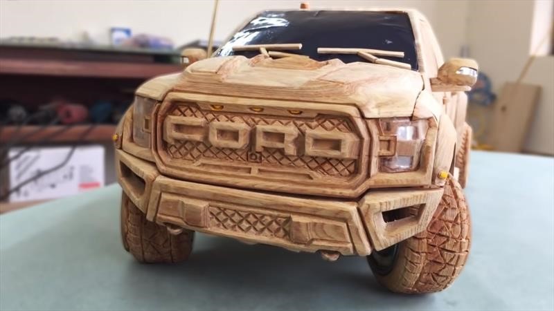 Dale un vistazo a estos coches a escala fabricados en madera tallada