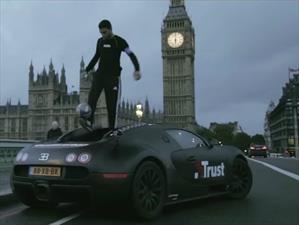 Video: Freestyler muestra sus habilidades sobre un Bugatti Veyron