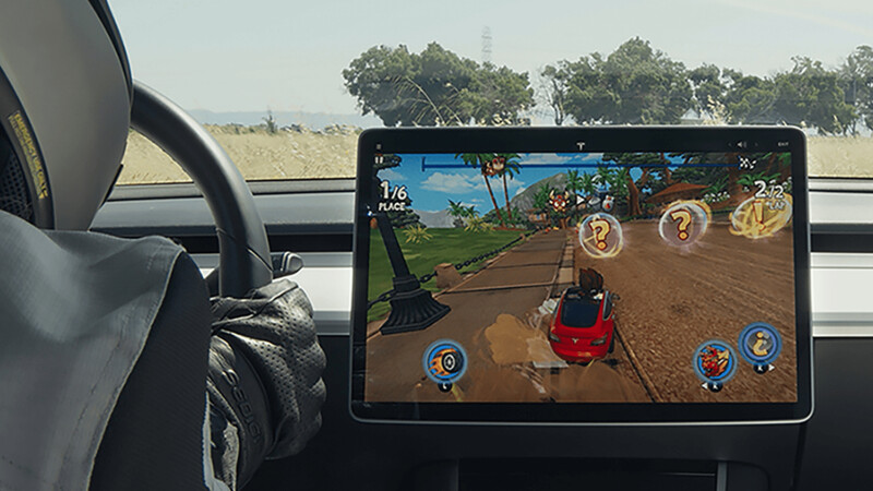 Tesla prohibirá los videojuegos mientras sus vehículos estén en movimiento