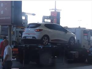 Se lo lleva la grúa en menos de un minuto