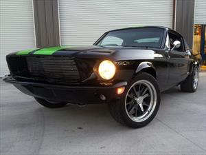 Un súper Mustang Fastback 1968 arrasa con todo