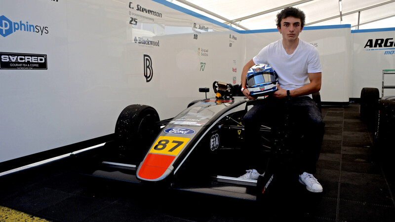 El piloto nacional Nicolás Pino aun busca financiamiento para seguir en la F4 Británica
