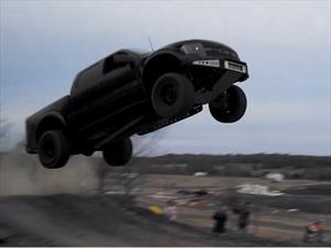 Video: Observa como una Ford F-150 Raptor vuela por los aires