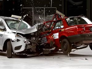 Nissan Versa vs Nissan Tsuru, en una prueba de choque