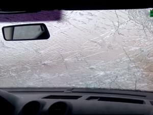 Granizo arruina el parabrisas de un automóvil