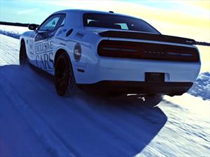 Dodge Challenger SRT Hellcat impone récord en una pista de hielo
