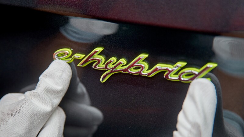 Porsche celebra 10 años de producir carros híbridos en la planta de Leipzig