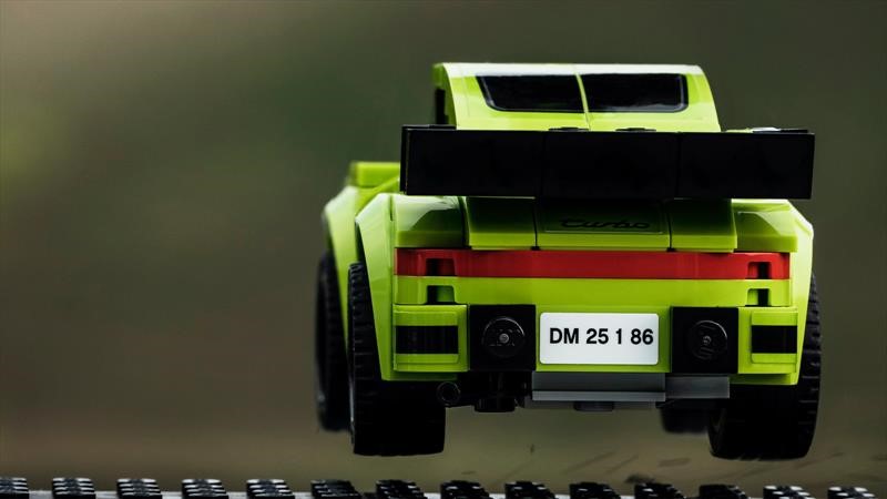 Fotógrafo recrea imágenes icónicas de Porsche con Lego