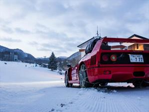 Un Ferrari F40 asciende una montaña cubierta de nieve
