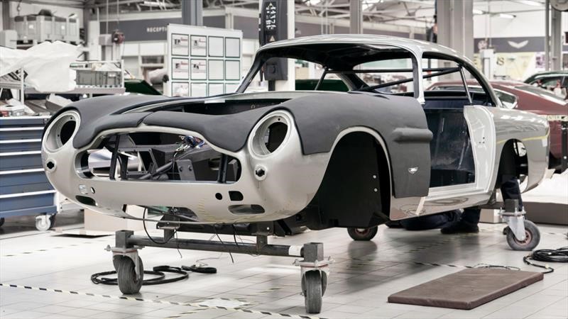 Aston Martin ya produce su edición especial del DB5 de James Bond
