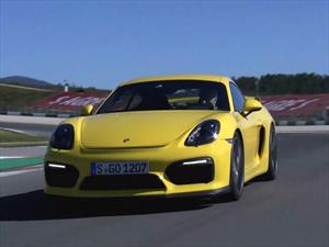 Porsche Cayman GT4 es conducido por Walter Röhrl